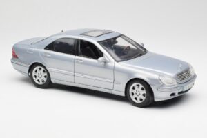 Mercedes S-Class W220 Light Blue Maisto 1:18 56050 Diecast — photo 6 of 8