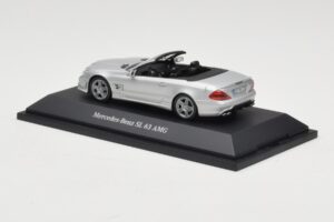Mercedes SL 63 AMG R230 Silver Metallic Minichamps 1:43 B66960018 Diecast — photo 3 of 4