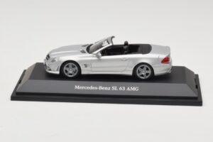 Mercedes SL 63 AMG R230 Silver Metallic Minichamps 1:43 B66960018 Diecast