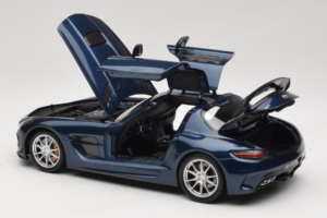Mercedes SLS AMG Black Series Daytona Blue Metallic Minichamps 1:18 110033026 Diecast — photo 5 of 8