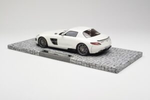 Mercedes Brabus SLS AMG 700 Biturbo Pearl White Minichamps 1:18 107032020 Diecast — photo 5 of 6
