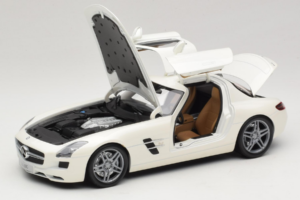 Mercedes SLS AMG Designo Mystic White Museum Edition Minichamps 1:18 B66055551 Diecast — photo 2 of 8
