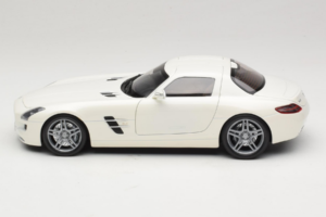 Mercedes SLS AMG Designo Mystic White Museum Edition Minichamps 1:18 B66055551 Diecast — photo 4 of 8