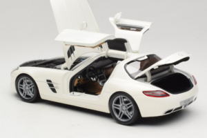 Mercedes SLS AMG Designo Mystic White Museum Edition Minichamps 1:18 B66055551 Diecast — photo 5 of 8