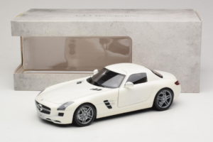 Mercedes SLS AMG Designo Mystic White Museum Edition Minichamps 1:18 B66055551 Diecast — photo 8 of 8