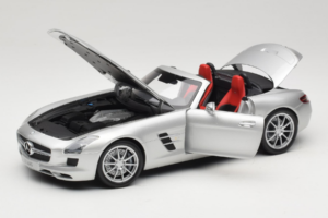 Mercedes SLS AMG Roadster Iridium Silver Minichamps 1:18 B66960078 Diecast — photo 2 of 8