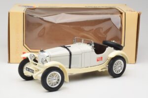 Mercedes SSKL White & Cream Bburago 1:18 3002-M1 Diecast — photo 6 of 6