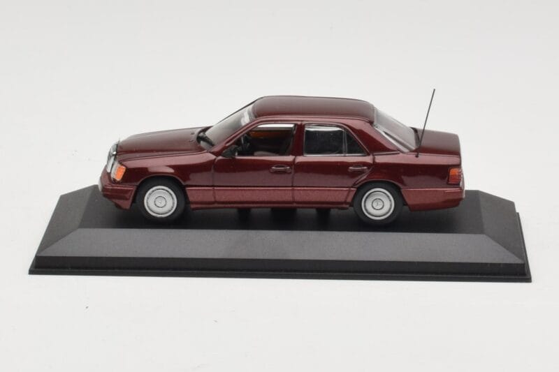 Mercedes W124 Dark Red Metallic Minichamps 1:43 MB002 Diecast
