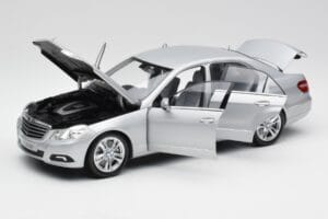 Mercedes E-Class W212 Avantgarde Iridium Silver Paint Issue 2 Minichamps 1:18 B66960212-D2 Diecast — photo 2 of 11