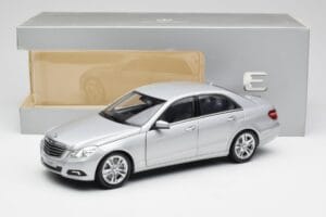Mercedes E-Class W212 Avantgarde Iridium Silver Paint Issue 2 Minichamps 1:18 B66960212-D2 Diecast — photo 11 of 11