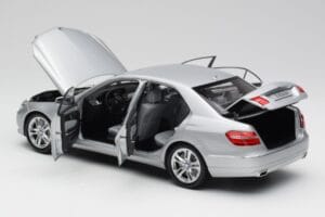 Mercedes E-Class W212 Avantgarde Iridium Silver Paint Issue 1 Minichamps 1:18 B66960212-D1 Diecast — photo 5 of 11