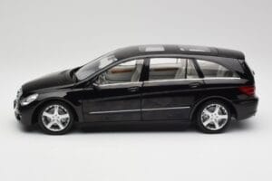 Mercedes R-Class W251 Obsidian Black Minichamps 1:18 150034601 Diecast — photo 4 of 8