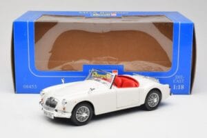 MGA Roadster Old English White Revell 1:18 08455 Diecast — photo 8 of 8