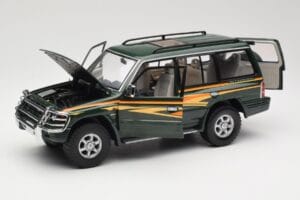 Mitsubishi Pajero V20 LWB Green Sun Star 1:18 1225 Diecast — photo 2 of 8