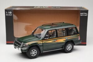 Mitsubishi Pajero V20 LWB Green Sun Star 1:18 1225 Diecast — photo 8 of 8
