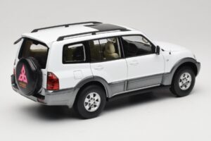 Mitsubishi Pajero V73 White YC Model 1:18 241218040103010206 Diecast — photo 3 of 8