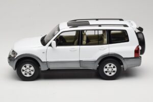 Mitsubishi Pajero V73 White YC Model 1:18 241218040103010206 Diecast — photo 4 of 8