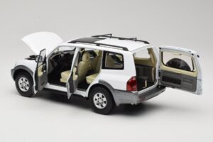 Mitsubishi Pajero V73 White YC Model 1:18 241218040103010206 Diecast — photo 5 of 8
