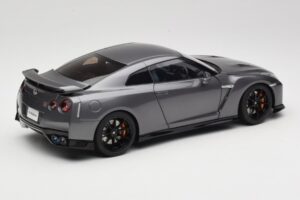 Nissan GT-R R35 Track Edition NISMO Gun Metallic MotorHelix 1:18 M83507 Diecast — photo 3 of 8