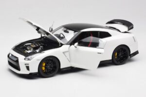 Nissan GT-R R35 Track Edition NISMO Pearl White MotorHelix 1:18 M83518 Diecast — photo 2 of 8