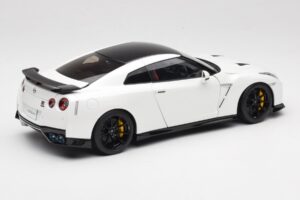 Nissan GT-R R35 Track Edition NISMO Pearl White MotorHelix 1:18 M83518 Diecast — photo 3 of 8