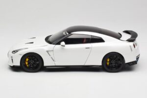 Nissan GT-R R35 Track Edition NISMO Pearl White MotorHelix 1:18 M83518 Diecast — photo 4 of 8