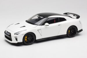 Nissan GT-R R35 Track Edition NISMO Pearl White MotorHelix 1:18 M83518 Diecast