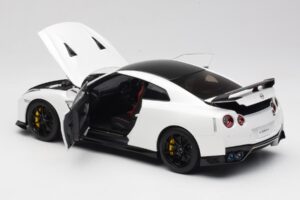 Nissan GT-R R35 Track Edition NISMO Pearl White MotorHelix 1:18 M83518 Diecast — photo 5 of 8