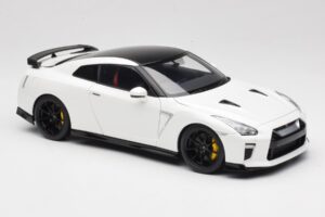 Nissan GT-R R35 Track Edition NISMO Pearl White MotorHelix 1:18 M83518 Diecast — photo 6 of 8