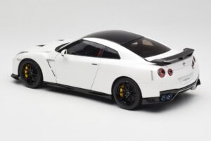Nissan GT-R R35 Track Edition NISMO Pearl White MotorHelix 1:18 M83518 Diecast — photo 7 of 8