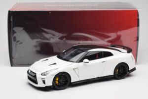 Nissan GT-R R35 Track Edition NISMO Pearl White MotorHelix 1:18 M83518 Diecast — photo 8 of 8