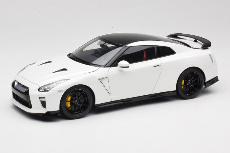 Nissan GT-R R35 Track Edition NISMO Pearl White MotorHelix 1:18 M83518 Diecast