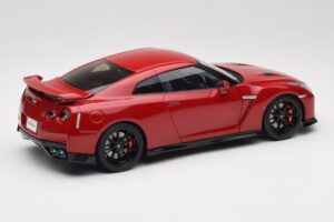 Nissan GT-R R35 Track Edition NISMO Vibrant Red MotorHelix 1:18 M83511 Diecast — photo 3 of 8