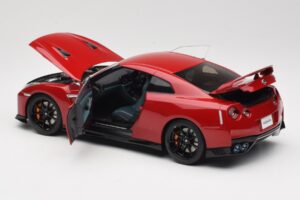 Nissan GT-R R35 Track Edition NISMO Vibrant Red MotorHelix 1:18 M83511 Diecast — photo 5 of 8