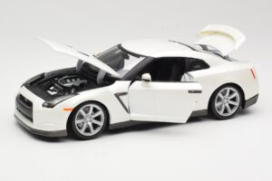 Nissan GT-R R35 White Bburago 1:18 18-12079 Diecast — photo 2 of 8
