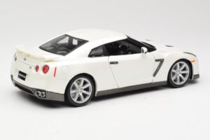 Nissan GT-R R35 White Bburago 1:18 18-12079 Diecast — photo 3 of 8