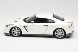 Nissan GT-R R35 White Bburago 1:18 18-12079 Diecast — photo 4 of 8