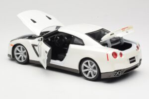 Nissan GT-R R35 White Bburago 1:18 18-12079 Diecast — photo 5 of 8