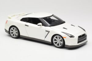 Nissan GT-R R35 White Bburago 1:18 18-12079 Diecast — photo 6 of 8