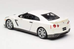 Nissan GT-R R35 White Bburago 1:18 18-12079 Diecast — photo 7 of 8