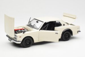 Nissan Skyline 2000 GT-R KPGC110 White Kyosho 1:18 08127W Diecast — photo 2 of 8