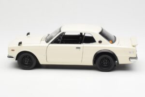 Nissan Skyline 2000 GT-R KPGC110 White Kyosho 1:18 08127W Diecast — photo 4 of 8