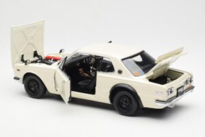 Nissan Skyline 2000 GT-R KPGC110 White Kyosho 1:18 08127W Diecast — photo 5 of 8