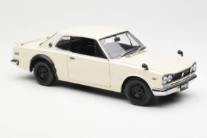 Nissan Skyline 2000 GT-R KPGC110 White Kyosho 1:18 08127W Diecast — photo 6 of 8