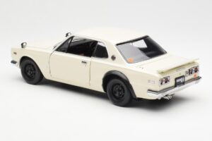Nissan Skyline 2000 GT-R KPGC110 White Kyosho 1:18 08127W Diecast — photo 7 of 8