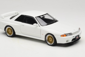 Nissan Skyline GT-R R32 V-Spec II Tuned Crystal White AUTOart 1:18 77416 Diecast — photo 6 of 8