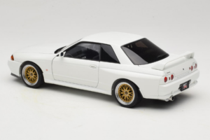 Nissan Skyline GT-R R32 V-Spec II Tuned Crystal White AUTOart 1:18 77416 Diecast — photo 7 of 8