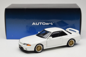 Nissan Skyline GT-R R32 V-Spec II Tuned Crystal White AUTOart 1:18 77416 Diecast — photo 8 of 8