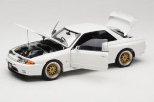 Nissan Skyline GT-R R32 V-Spec II Tuned Crystal White AUTOart 1:18 77416 Diecast — photo 2 of 8