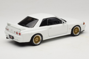 Nissan Skyline GT-R R32 V-Spec II Tuned Crystal White AUTOart 1:18 77416 Diecast — photo 3 of 8